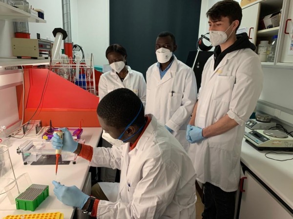 CHASTEL MFOUTOU MAPANGUY et ARMEL BATCHI BOUYOU EN FORMATION SUR LES TECHNIQUES DE SEQUENCAGE DES VIRUS A L'UNIVERSITE DE TUBINGEN EN ALLEMAGNE