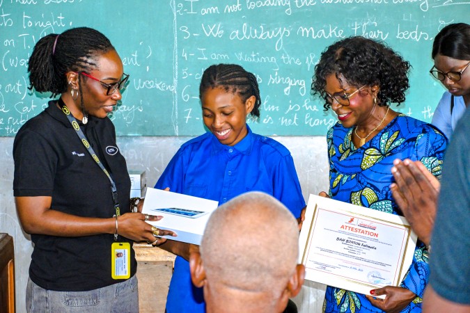 REMISE DES BOURSES FRANCINE NTOUMI DU DEUXIEME TRIMESTRE : LA FCRM RECOMPENSE L’EXCELLENCE SCOLAIRE A MADIBOU